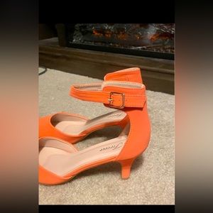 Women's
size
10
Brand
Buckle
Pumps (Orange,
Size 10 $28